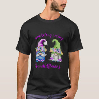 Lente Gnome Je hoort tussen de wilde bloemen T-shirt