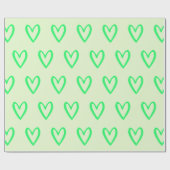 Lente groen op lichte groene handgetekende harten cadeaupapier (Vlak)