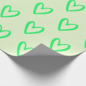 Lente groen op lichte groene handgetekende harten cadeaupapier (Hoek)