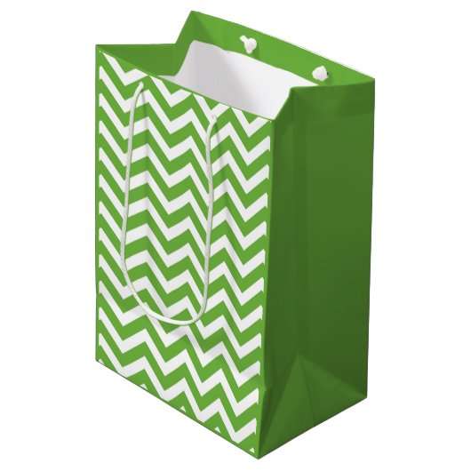 Lente groen & witte Chevron-huwelijksverjaardag Medium Cadeauzakje (Voorkant Gekanteld)
