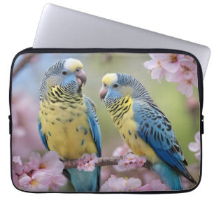 Lente Harmonie: Blauwe en Gele Grasparkieten  Laptop Sleeve