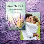Lente Lavendel Bloemen Bruiloft Foto Opslaan Datum Save The Date<br><div class="desc">Prachtige lente/zomerbruiloft Bewaar de Date kaart met paarse lavendelbloem. Gepersonaliseerd met je foto op de achterkant. Koop gedrukte exemplaren of bestel digitaal om te delen met vrienden en familie via e-mail of op uw sociale media.</div>