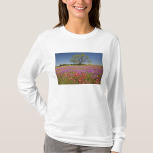 Lente mesquitebomen die groeien in wilde bloemen, t-shirt