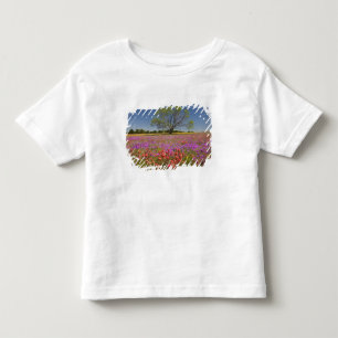 Lente mesquitebomen groeien in wilde bloemen, kinder shirts