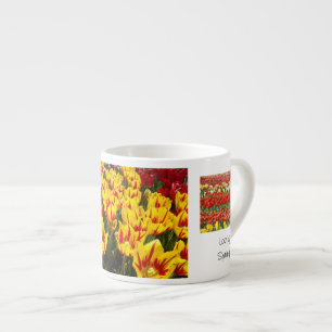Lente min espresso mokken tulp bloemen bloemstuk