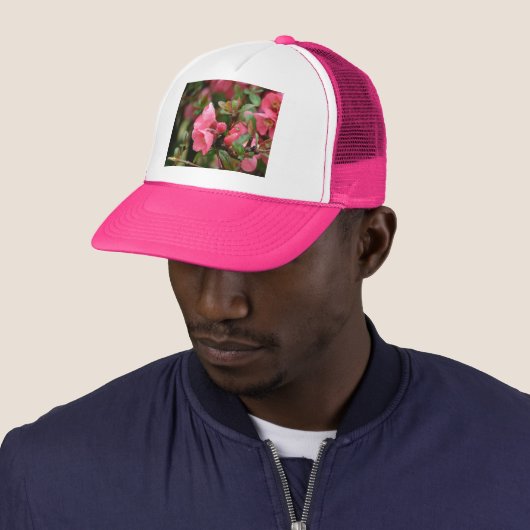 Lente roze bloeiende kweepel trucker pet (In situ)