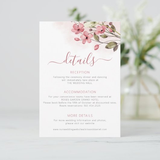 Lente stoffige roze bloemige bruiloft gast details informatiekaartje (Staand voorkant)