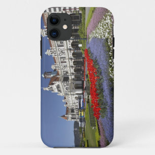 Lentebloemen en historisch station, iPhone 11 hoesje