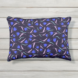 Lentebloempatroon op donkerblauwe achtergrond buitenkussen