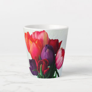 Lentebloemstuk met tulpen latte mok