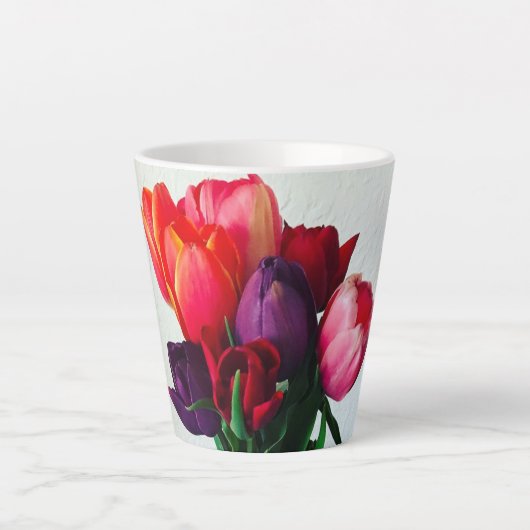 Lentebloemstuk met tulpen latte mok (Voorkant)