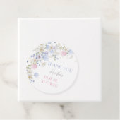 Lentebruidssluiting met paarse roze wilde bloemen bedankjes labels (In situ)