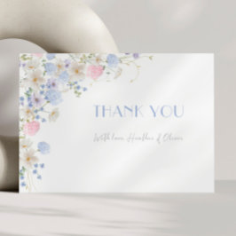 Lentebruidstaart met paarse roze wilde bloemen bedankkaart