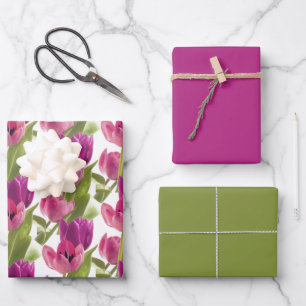 Lentekleurige roze tulpen met effen kleur inpakpapier vel