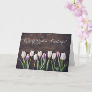 Lentenequinox met tulpen en houten schoonheid kaart