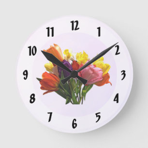 lentesspringet met tulpen en dikke wandklok