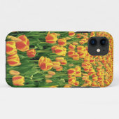 Lentetulpen bloeien voor oude schuur. Case-Mate iPhone case (Achterkant (horizontaal))
