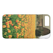 Lentetulpen bloeien voor oude schuur. Case-Mate iPhone case (Achterkant (Horizontaal))