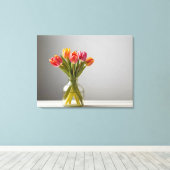 Lentetulpen voor Valentijnsdag Canvas Afdruk (Insitu (Houten vloer))