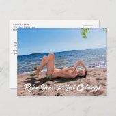 Lentevakantiemeisje dat op het zandstrand ligt briefkaart (Voorkant / Achterkant)