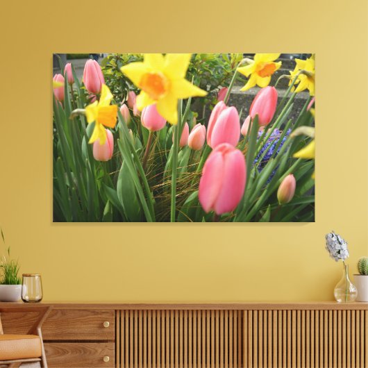 Lentroze tulp en gele daffodilbloemen canvas afdruk (Insitu (Woonkamer))
