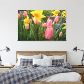 Lentroze tulp en gele daffodilbloemen canvas afdruk (Insitu (Slaapkamer))