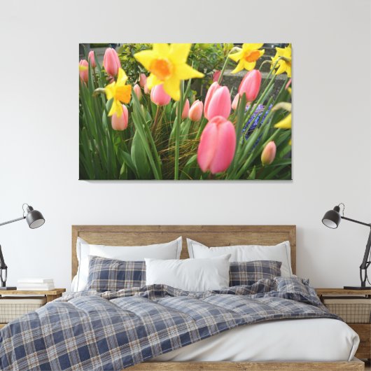 Lentroze tulp en gele daffodilbloemen canvas afdruk (Insitu (Slaapkamer))