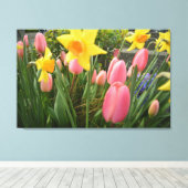 Lentroze tulp en gele daffodilbloemen canvas afdruk (Insitu (Houten vloer))