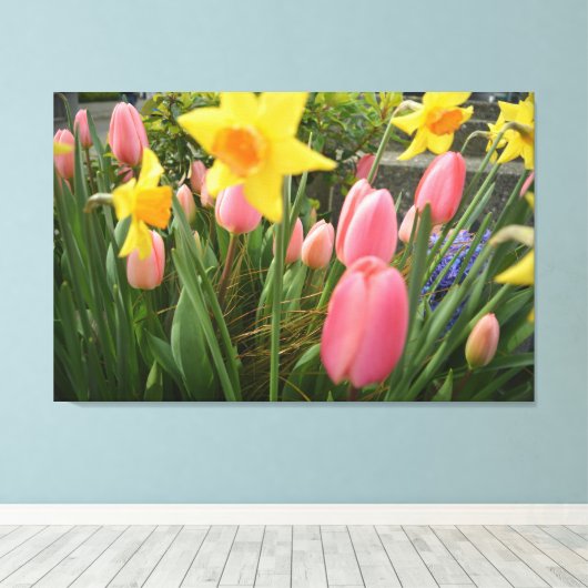 Lentroze tulp en gele daffodilbloemen canvas afdruk (Insitu (Houten vloer))