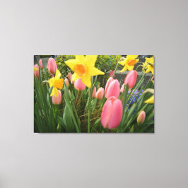 Lentroze tulp en gele daffodilbloemen canvas afdruk