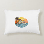 Leo Retro Sunset Name Design Accent Kussen<br><div class="desc">Retro sunset style design featuring the name Leo with vintage palm trees, ocean waves, and birds. Perfect personalized gift idea for anyone named Leo with a classic retro beach sunset aesthetic.</div>
