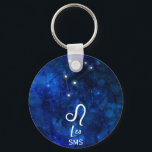 Leo Zodiac Constellation Dark Blue Galaxy Monogram Sleutelhanger<br><div class="desc">Leo Zodiac Constellation Dark Blue Galaxy Monogram Design. Met trendy Borstelbare Doopvont van het Manuscript, Donkerblauwe hemelbetische achtergrondtextuur van de waterverf, de gloeiende sterconstellatie, en het symbool van de Leeuw. Moderne Astrologische Sign Birth Horoscope, is perfect voor elke Leo-dag van 23 tot 22 augustus! Met optionele Monogrammed First Middle and...</div>