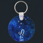 Leo Zodiac Constellation Dark Blue Galaxy Monogram Sleutelhanger<br><div class="desc">Leo Zodiac Constellation Dark Blue Galaxy Monogram Design. Met trendy Borstelbare Doopvont van het Manuscript, Donkerblauwe hemelbetische achtergrondtextuur van de waterverf, de gloeiende sterconstellatie, en het symbool van de Leeuw. Moderne Astrologische Sign Birth Horoscope, is perfect voor elke Leo-dag van 23 tot 22 augustus! Met optionele Monogrammed First Middle and...</div>