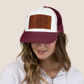 Leo Zodiac-geblog in Brown Mahogany-houtstijl Trucker Pet (In situ)