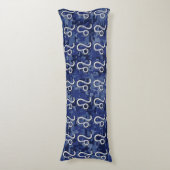 Leo Zodiac Sign on Blue Digital Camouflage Lichaamskussen (Voorkant Verticaal)