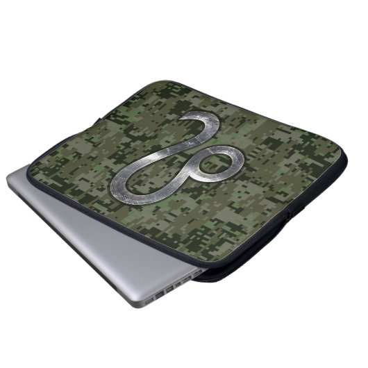 Leo Zodiac Sign on Olive Green Digital Camo Laptop Sleeve (Voorkant onderkant)