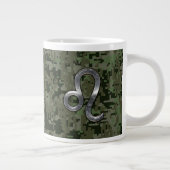 Leo Zodiac Symbol op Woodland Digital Camo Grote Koffiekop (Rechts)