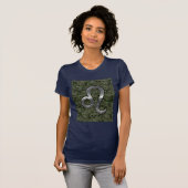 Leo Zodiac Symbol op Woodland Digital Camo T-shirt (Voorkant volledig)
