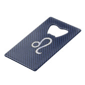 Leo Zodiac Symbool op Navy Blue Carbon Print Creditkaart Flessenopener (Voorkant Gekanteld)