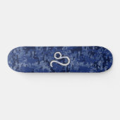 Leo Zodiac Symbool op Navy Blue Digital Camo Skateboard (Horizontaal)