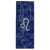 Leo Zodiac Symbool op Navy Blue Digital Camouflage Wijn Cadeautas (Voorkant)