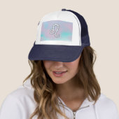 Leo Zodiac-symbool op Pastels Nacre Style Print Trucker Pet (In situ)