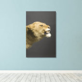 Leoness roaring canvas afdruk (Insitu (Houten vloer))