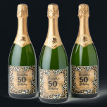 Leopard Animal Print 50th Birthday op maat Sparkling Wijnetiket<br><div class="desc">Maak uw eigen gepersonaliseerde mousserende wijnflesetiketten met jouw tekst op een gouden faux folie vierkant over een stijlvol luipaardprintpatroon. Alle tekst en lettertypen kunnen worden gewijzigd in elke gebeurtenis. VEEL STIJLEN om uit te kiezen in onze winkel.</div>
