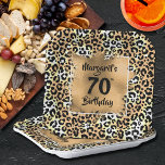 Leopard Animal Print Birthday Papieren Bordje<br><div class="desc">Chic Gold faux-folie is ontworpen op een stijlvol blad afdrukpatroon en ALLE AGE-verjaardag op deze elegante borden van vierkante vellen. KIES uitnodigingen en meer objecten in onze winkel.</div>