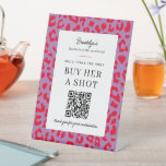 Leopard Bachelorette Party Koop een Shot QR Betali Reclamebord Met Voetstuk<br><div class="desc">Een veel veiligere manier om vreemden, vrienden of familie de bruid te laten kopen als drink op haar vrijgezellenavond, dit stevige acrylbord bevat bewerkbare tekst en een scanbare QR-code opgezet met een aangepaste betalingsoptie. Een sassy lijst van rode en paarse luipaard print is een opvallende en leuke extra voor de...</div>