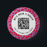 Leopard Bachelorette Party Koop een Shot QR Betali Ronde Button 5,7 Cm<br><div class="desc">Een veel veiligere manier om vreemden, vrienden of familie de bruid-to-be een drink te laten kopen op haar vrijgezellenavond, deze schattige draagbare knop heeft bewerkbare tekst en een scanbare QR-code die is ingesteld met een aangepaste betalingsoptie. Een sassy lijst van rode en paarse luipaard print is een opvallende en leuke...</div>