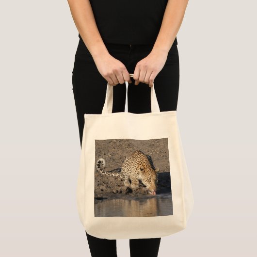 LEOPARD DRINKING CLOSE-UP TOTE BAG (Voorkant (product))