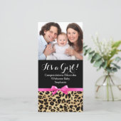 Leopard Hot Pink Bow's a Girl Safari Baby shower Aankondiging (Staand voorkant)