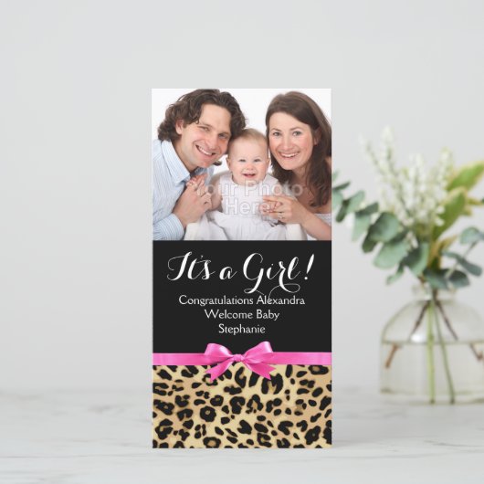 Leopard Hot Pink Bow's a Girl Safari Baby shower Aankondiging (Staand voorkant)